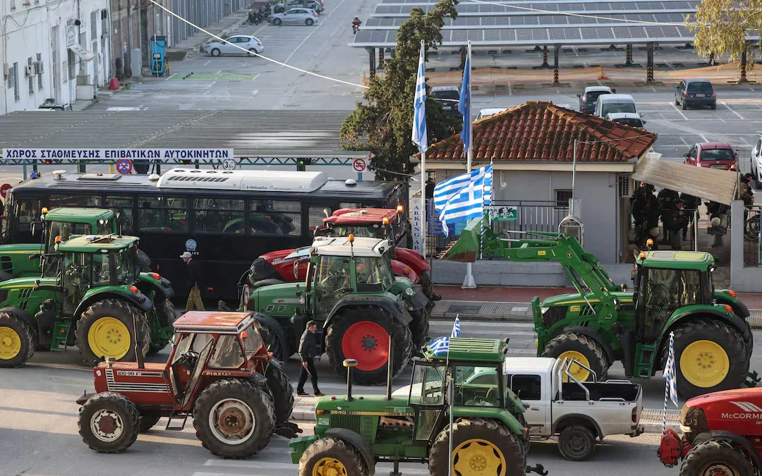 Greek farmers continue blockades