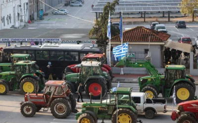 Greek farmers continue blockades